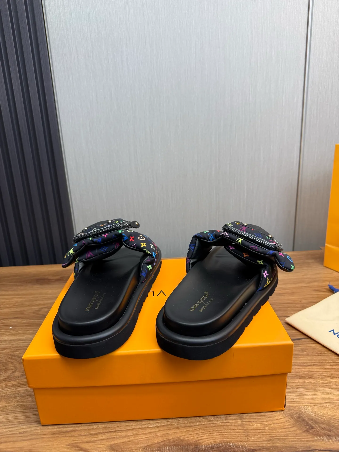 Men's shoes 💰360💰 Lv. hot selling men's slippers 🔥 🩴Official website one to one production 38-45 sizes 45 46 🉑️Customized!